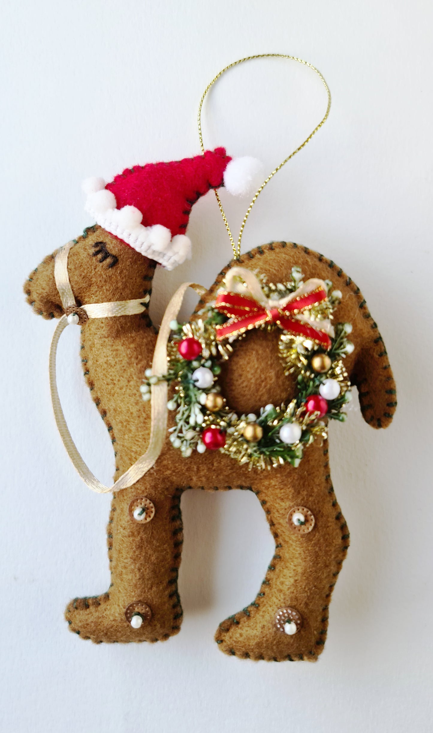 Traditional wreath camel