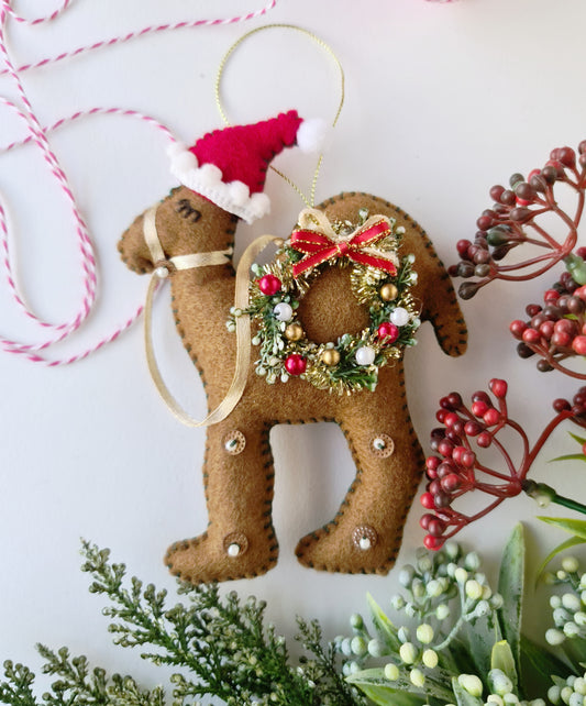 Traditional wreath camel
