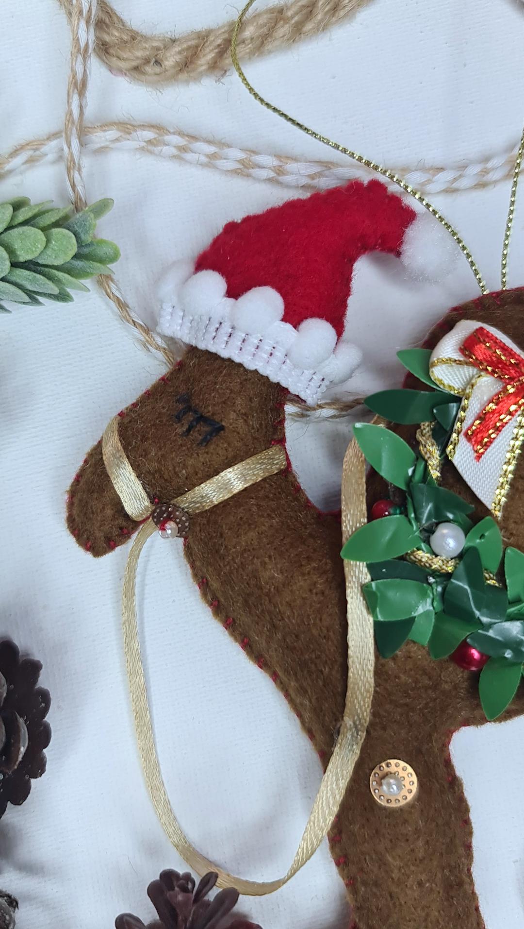 Traditional wreath camel