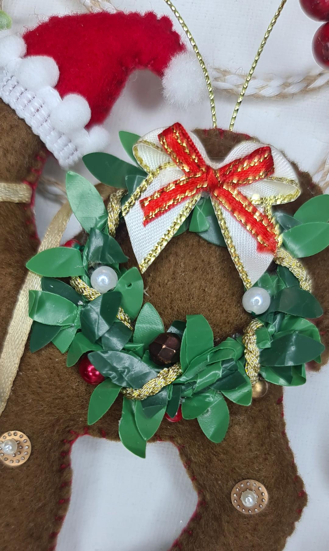 Traditional wreath camel