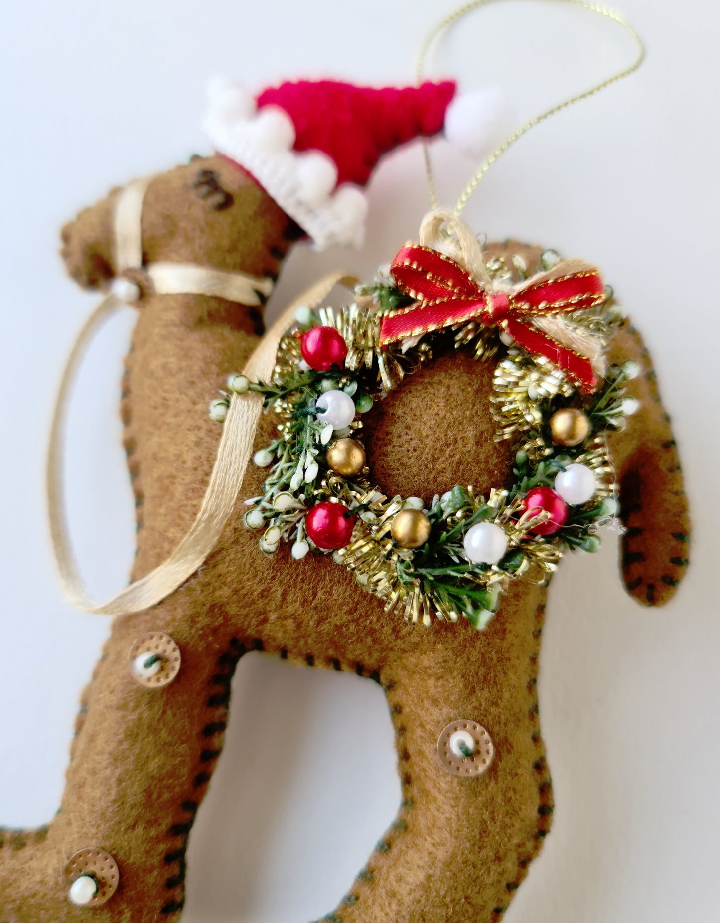 Traditional wreath camel